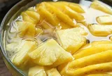 Dứa gọt xong đừng có ăn ngay, cho vào ngâm cùng thứ này đảm bảo không bị rát lưỡi lại còn ngọt hơn
