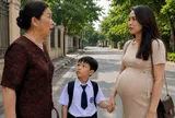 Đưa con đi học lớp 1 tình cờ gặp lại mẹ chồng cũ, nhìn xuống bụng tôi mặt bà biến sắc
