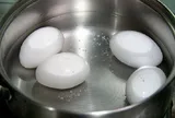 Luộc trứng dùng nước sôi hay lạnh đều sai bét, đây mới là nước cần dùng ai nghe thấy cũng phải khen hay