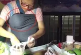 Thấy người phụ nữ bán hàng đeo túi trước ngực, khách tò mò nhìn vào rồi đồng loạt ghé mua nườm nượp
