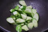 Mướp xào hay bị thâm đen, chỉ cần thêm thứ này mướp sẽ xanh như ngọc, thơm ngọt đẹp mắt