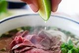 Vắt chanh khi ăn phở không chỉ giúp thơm ngon và điều vị, biết lý do này nhiều người sẽ bất ngờ