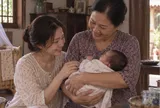 Bên trong hộp bánh dẻo chồng gửi về quê vô tình rơi ra một mảnh giấy, tôi mở ra xem mà lặng người