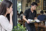 Chồng đi làm về lúc nào trên người cũng bốc mùi khó chịu, tôi ngã ngửa biết lý do trong một lần đi ăn trưa