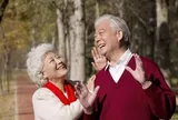 Về già, cuộc sống của người có và người không có bạn đồng hành khác biệt rõ rệt, bảo sao không nên sống một mình