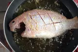 Rán cá, nhớ bôi thứ này lên xung quanh, cá rán kiểu gì cũng vàng ươm, mềm trong giòn ngoài