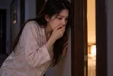 Cuối tuần anh trai chị dâu về chơi, vô tình đi ngang nhìn vào phòng anh chị, tôi khóc không thành tiếng