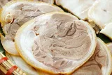 Luộc thịt chân giò hay bị thâm, miếng không đẹp, bếp trưởng nói: Phải làm thế này miếng nào cũng trắng thơm, thái đều tăm tắp