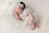 Con gái Hoa hậu Đặng Thu Thảo và chồng đại gia giờ xinh như thiên thần, đi mua sắm không cần nhìn giá