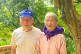 Clip: Cụ bà 93 tuổi ở Hà Nội trèo cổng đi tìm chồng