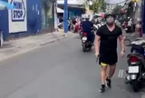 “Anh cầm dao là không được nha!”- nghe tài xế xe ba gác nói, người đàn ông lấy dao đâm vào bánh xe rồi bỏ đi