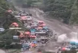 Clip: Kinh hoàng khoảnh khắc lũ quét nhấn chìm ngôi làng, 4 người thiệt mạng, hàng trăm người mắc kẹt