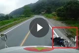 Clip: Cô gái đi xe máy ngã lao vào đầu xe container sau cú vượt ẩu kinh hoàng