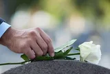 Khi gia đình có người thân mất, người lao động được nghỉ bao nhiêu ngày và có thể kéo dài ngày nghỉ trong trường hợp nào?