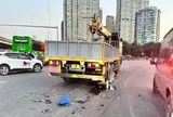 Thương tâm hiện trường một phụ nữ tử vong do va chạm với xe tải cẩu