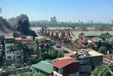 Clip: Quán lẩu dưới chân cầu Long Biên cháy ngùn ngụt khói đen