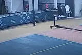 Cố nhặt bóng pickleball, người đàn ông rơi xuống đất tử vong thương tâm: Camera hé lộ khoảnh khắc đau lòng