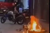 Bắt quả tang chồng ngoại tình, vợ đập rồi đốt xe máy trên phố và hành động gây sốc