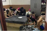 Phát hiện 5 cô gái trẻ lúc rạng sáng với hành động ngỡ ngàng cùng 5 thanh niên trong phòng kín