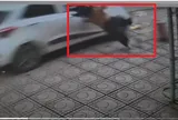 Khoảnh khắc kinh hoàng: Cô gái đứng trên vỉa hè bị ô tô con tông trúng ngã văng xuống nền gạch, nữ tài xế lạnh lùng bỏ đi