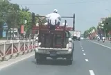 Bất ngờ lý do tài xế ô tô bán tải biển xanh chở người trên thùng xe để giữ bàn, ghế