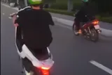 Clip người nước ngoài bốc đầu xe máy khiến ai nấy khiếp vía