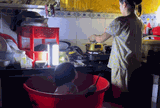 Cư dân mạng rưng rưng với khoảnh khắc em bé ngồi trong chậu, mẹ nấu cơm giữa biển nước lũ