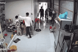 Clip: Vợ đang nấu ăn thì bất ngờ bị chồng tung cú đấm "búa tạ" vào mặt