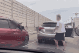 Clip: Người đàn ông ở Malaysia hùng hổ rút gậy gỗ đe dọa tài xế
