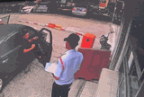 Clip: Bị từ chối vào chung cư, người đàn ông "thẳng tay" tát bảo vệ