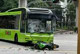 Clip: Xe máy tông thẳng xe buýt khiến kính xe vỡ nát, người đàn ông 54 tuổi nhập viện