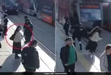 Video ghi lại cảnh bảo vệ lao đến, giữ lại người phụ nữ giúp cô thoát chết trước mũi tàu điện