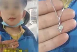 Mẹ bật camera và chết lặng khi thấy con trai làm điều này với chiếc dây chuyền vàng của mình