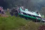 Xe buýt lao xuống khe núi khiến 42 người thương vong