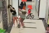 Vụ clip người đàn ông xăm trổ hành hung dã man cô gái trẻ ở sảnh chung cư Hà Nội: Camera ghi lại khoảnh khắc kinh hãi, công an vào cuộc