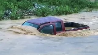 Video: Khoảnh khắc tài xế thoát khỏi xe bán tải trong tích tắc trước khi bị lũ cuốn