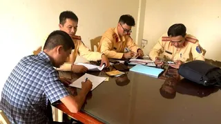 Clip: Xe Ford Everest lấn làn, tạt đầu xe khác trên phố, lộ ngay biển giả