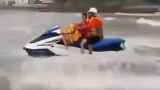 Clip: Cứu sống 2 bé trai sinh đôi bị sóng biển Cửa Lò cuốn trôi xa 50m