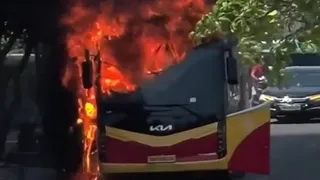 Clip: Xe khách cháy dữ dội ở Nha Trang, khói đen bốc cao hàng chục mét