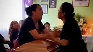 Clip: Đến viếng người đã khuất, hai cô gái bất ngờ nhận ra mình "trùng người yêu" rồi lao vào ẩu đả khiến mọi người xung quanh sững sờ