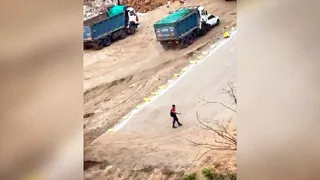 Clip: Bị nợ lương, tài xế xe ben không giữ được bình tĩnh rồi có hành động khiến nhiều người bàng hoàng