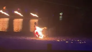 Clip: Nữ vũ công vội lao xuống sông sau khi gặp sự cố khi biểu diễn múa lửa, diễn biến sau đó khiến khán giả bàng hoàng