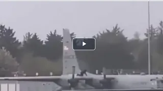 Khoảnh khắc người đàn ông dùng rìu tấn công liên tục vào máy bay quân sự Mỹ ở Ireland