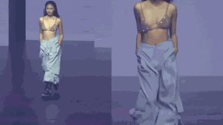 Sự cố “tuột dây áo” trên sàn diễn và màn xử lý ấn tượng của người mẫu 23 tuổi