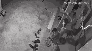 Camera ghi lại giây phút người phụ nữ suýt trả giá đắt khi "trổ tài" sửa điện