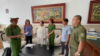 Clip: Cận cảnh công an khám xét nhà doanh nhân Nguyễn Ngọc Tiền, 38 giây hé lộ điều đáng chú ý