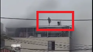 Clip 2 "người hùng" cầm búa tạ phá mái tôn, cứu 7 người thoát khỏi đám cháy trong gang tấc khiến ai nấy thót tim và xúc động