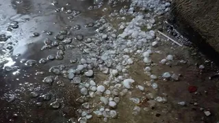 Clip: Người Hà Nội bất ngờ tỉnh giấc vì tiếng mưa đá va đập rất mạnh trên mái tôn