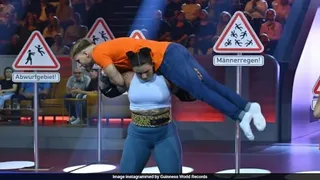 Clip: Nữ lực sĩ khiến người xem không kịp chớp mắt với màn nâng và ném liên tiếp 10 người đàn ông xuống sàn