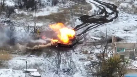 Clip: Xe tăng Ukraine nổ tung, bốc cháy vì trúng UAV cảm tử của Nga, kíp điều khiển xe tăng có kịp thoát thân?